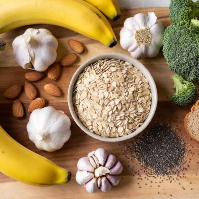 प्रीबायोटिक्स से भरपूर भोजन जैसे केला और ओट्स